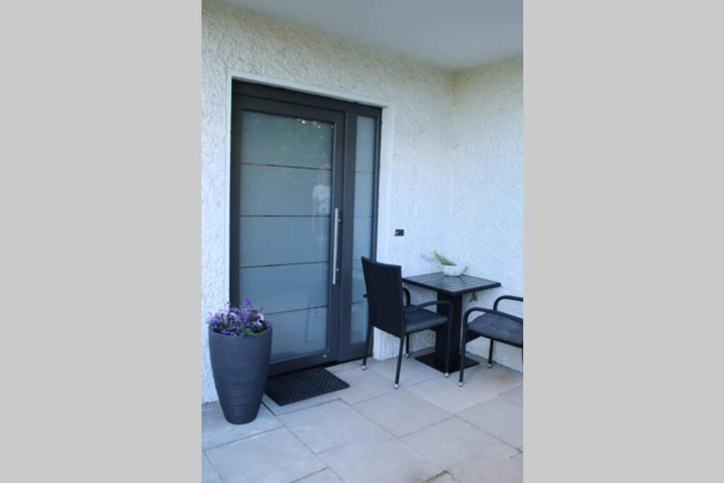 Moderne Mit Privatem Eingang - Rosa